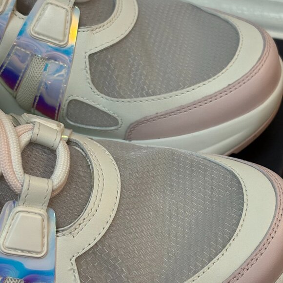 Louis Vuitton Arch Light Sneakers in Rose Clair - Picture 9 of 12